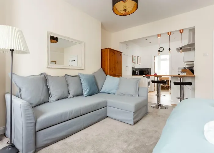 Stylish Town Centre Apartment Close To Beach And Shops
